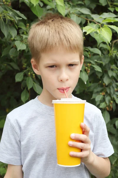 Chłopiec picia mleka drgania — Zdjęcie stockowe