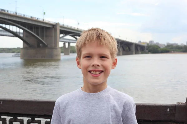 Kleine jongen op de kade — Stockfoto