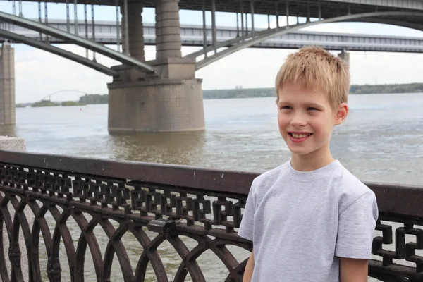 Kleine jongen op de kade — Stockfoto