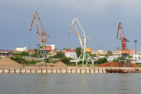 Floating cranes over the river — Stock Photo, Image