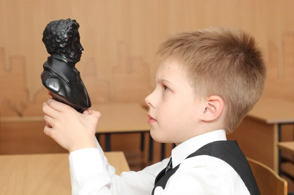 Junge schaut sich die Skulptur an — Stockfoto