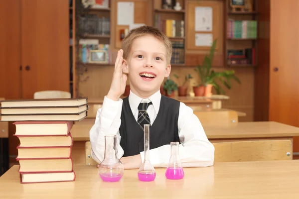 Junge mit Chemikalienschläuchen — Stockfoto