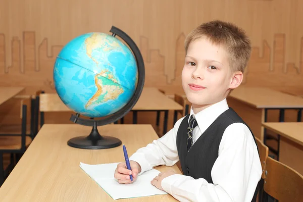 Liten pojke i ett klassrum — Stockfoto