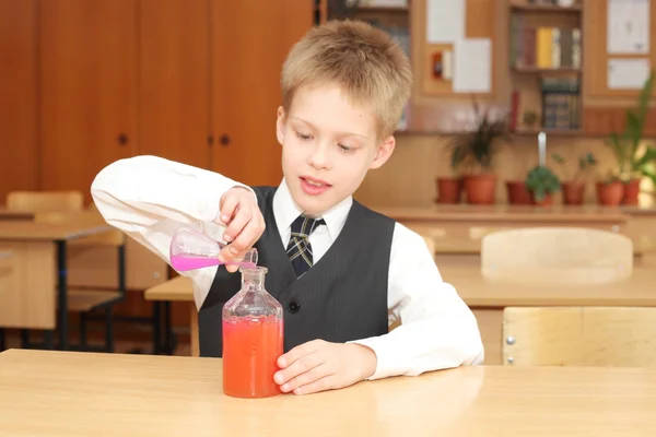 Junge mit Chemikalienschläuchen — Stockfoto