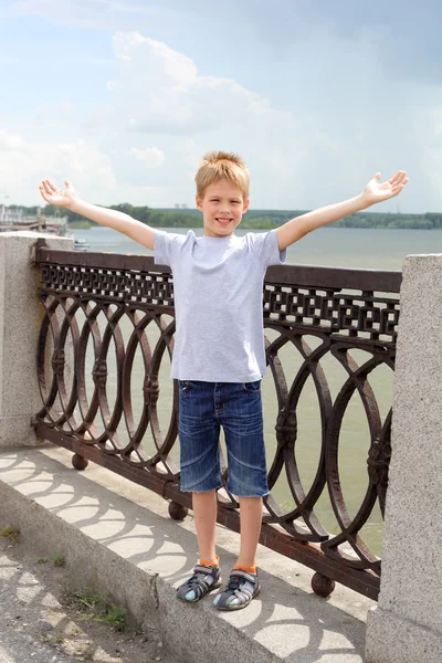 Kleine jongen op de kade — Stockfoto