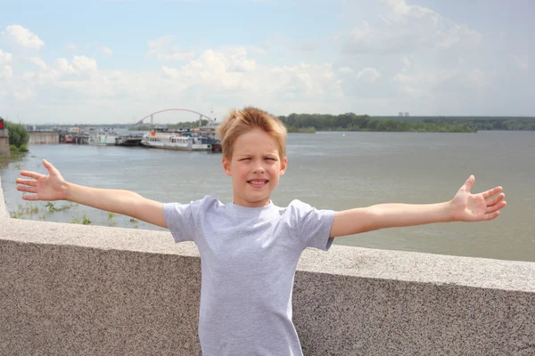 Little boy on the wharf — Stock Photo, Image