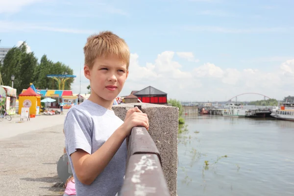 Malý chlapec na hrázi — Stock fotografie