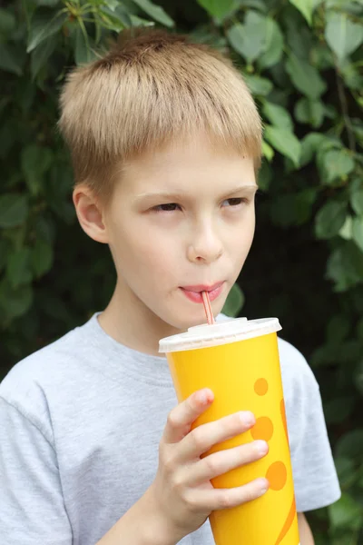 Boy drinken melk-shake — Stockfoto