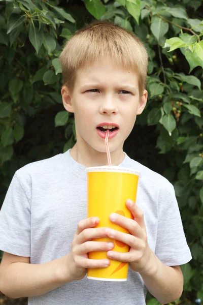 Pojke dricka mjölk-shake — Stockfoto