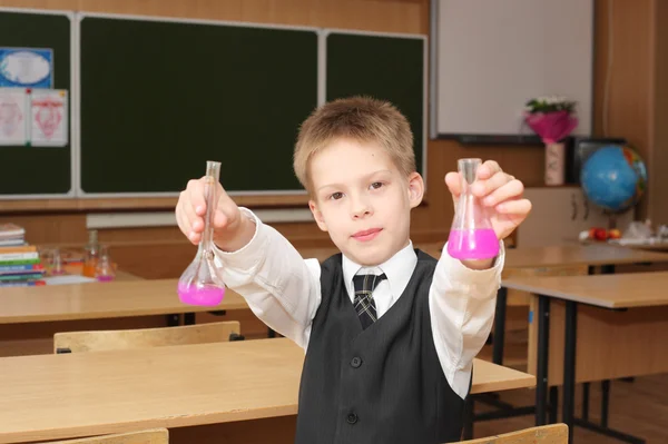 Junge mit Chemikalienschläuchen — Stockfoto