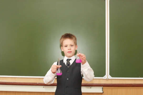 Junge mit Chemikalienschläuchen — Stockfoto