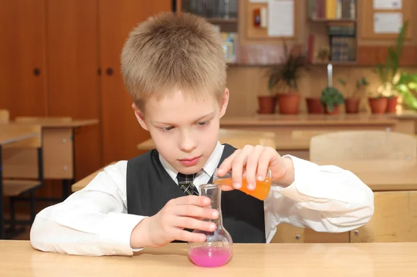 Junge mit Chemikalienschläuchen — Stockfoto