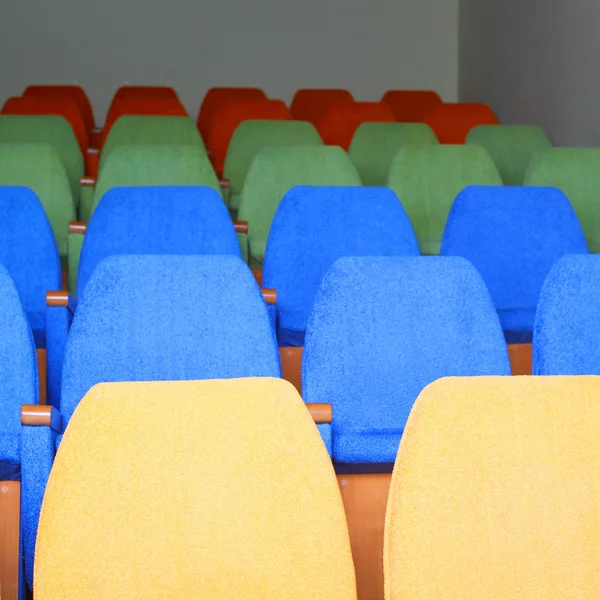 Rader med stolar på cinema — Stockfoto
