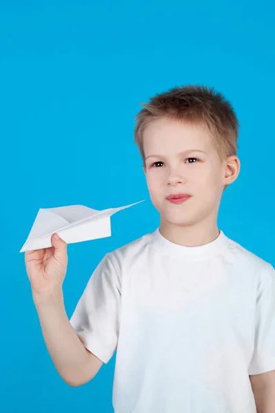 Chico con el avión de papel —  Fotos de Stock