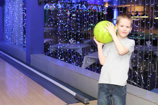 Little boy playing bowling — Stock Photo, Image