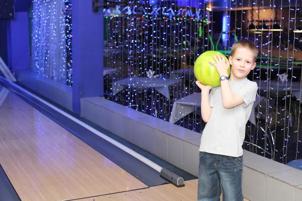 Liten pojke spela bowling — Stockfoto