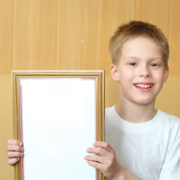 Liten pojke med diplomet — Stockfoto