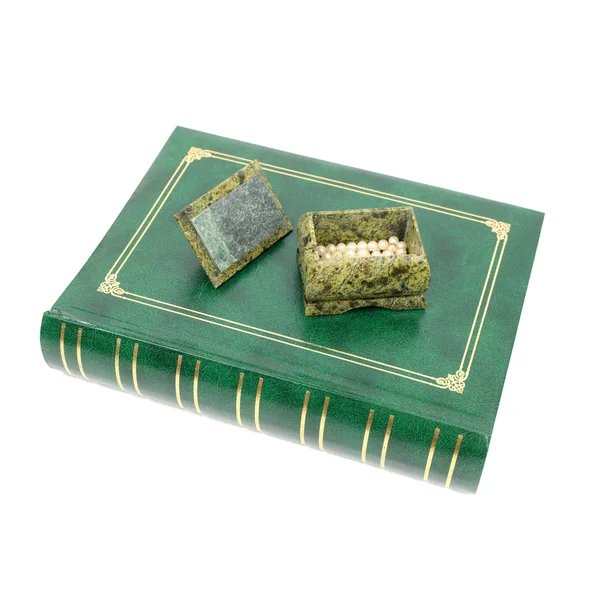 本とマラカイト グリーンの小箱 — ストック写真