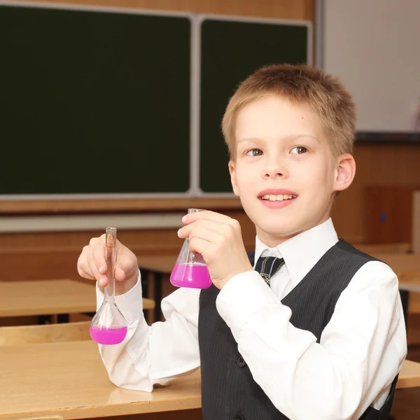 Niño con los tubos de agente químico rosa —  Fotos de Stock