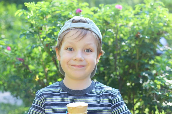 Junge mit einem Eis — Stockfoto