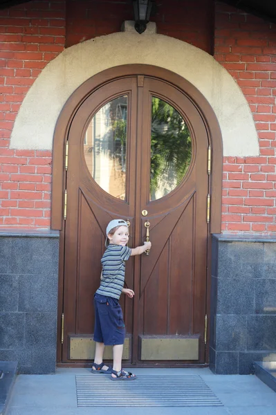 Menino tentando abrir uma porta — Fotografia de Stock