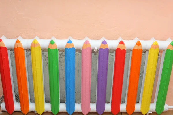 Grzejnika malowane jako zestaw ołówków — Zdjęcie stockowe