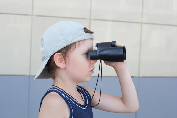 小男孩用双筒望远镜 — 图库照片
