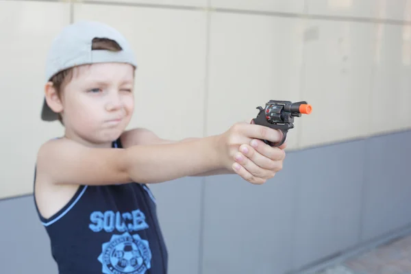 Petit garçon avec le pistolet — Photo