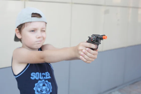 Menino com a pistola — Fotografia de Stock