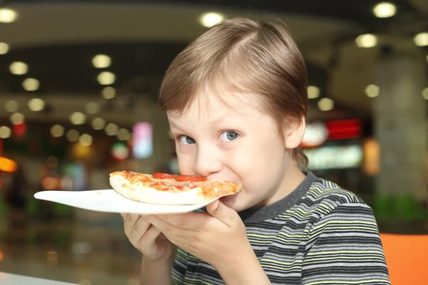 Jongen en pizza — Stockfoto