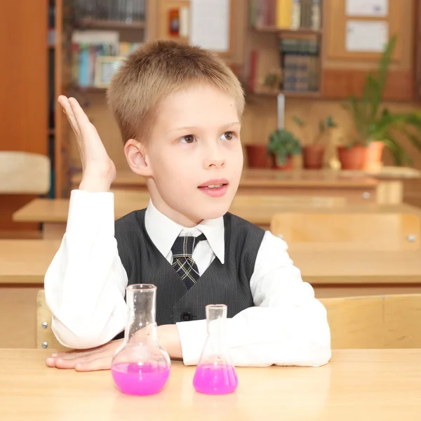 Chlapec s trubicemi růžové chemický činitel — Stock fotografie