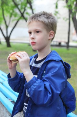 Hamburger yiyen çocuk