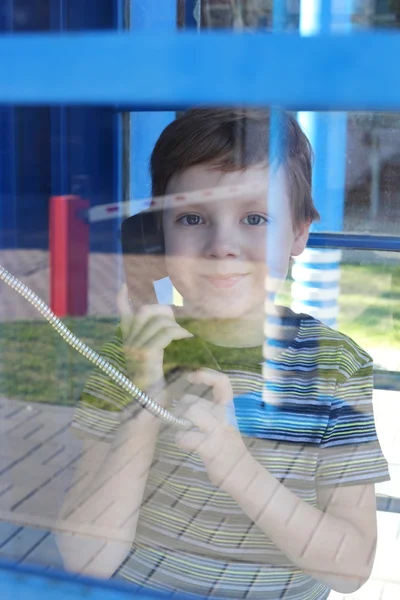 Niño hablando por el teléfono de la calle — Foto de Stock