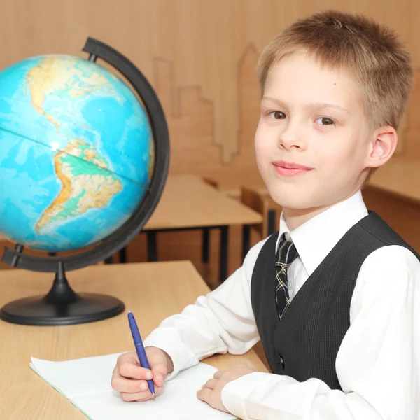 Ragazzo studiare in classe — Foto Stock