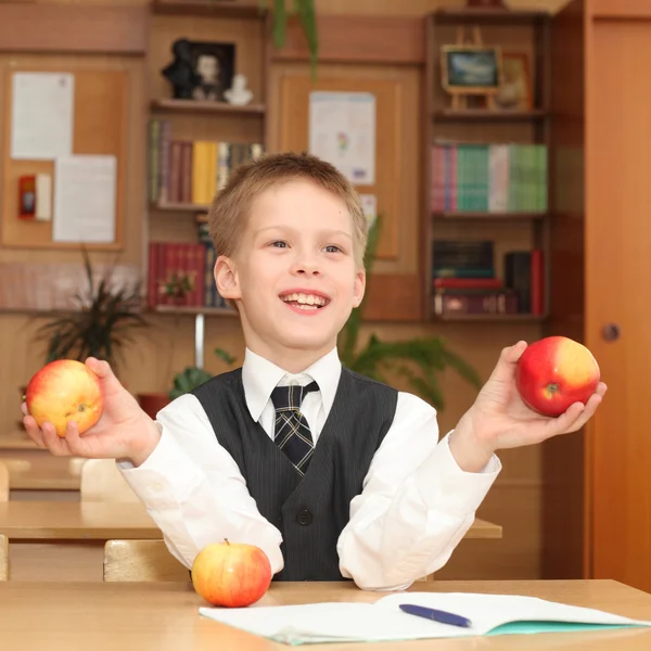 教室の中のりんごを持つ少年 — ストック写真