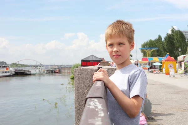 埠頭に小さな男の子 — ストック写真