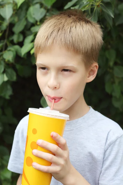 Garçon boire milk-shake — Photo