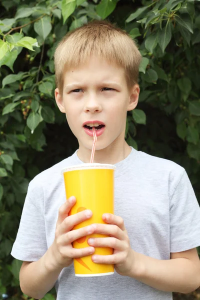 Pojke dricka mjölk-shake — Stockfoto