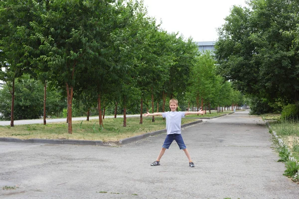 Kleine jongen in het park — Stockfoto