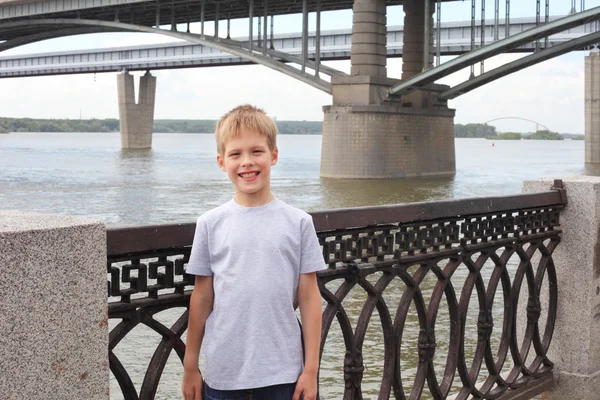 Niño en el muelle — Foto de Stock