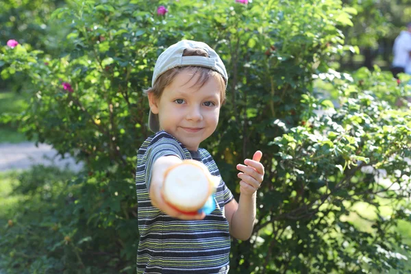Αγόρι με ένα παγωτό — Φωτογραφία Αρχείου