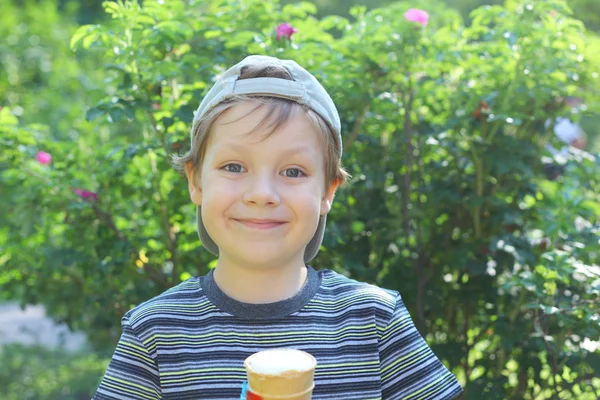 Niño con un helado — Foto de Stock