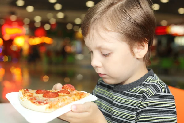Garçon manger de la pizza — Photo