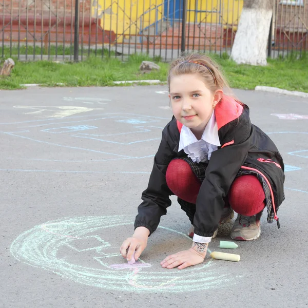 Girl drawing with color chalks — Stock Photo, Image