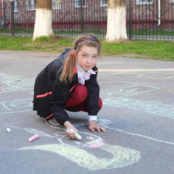 Dessin fille avec craies de couleur — Photo