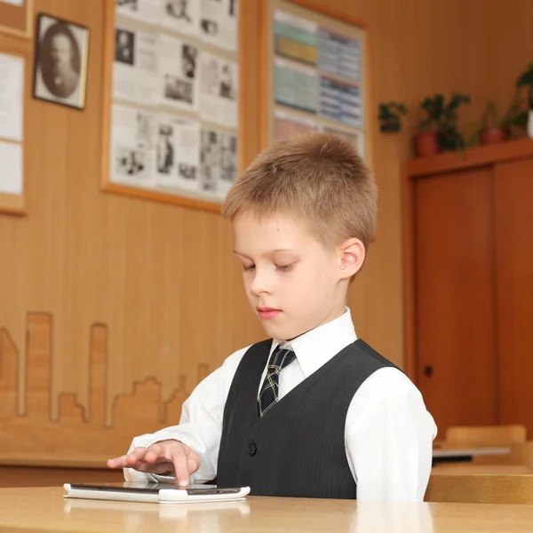 Liten pojke med TabletPC — Stockfoto