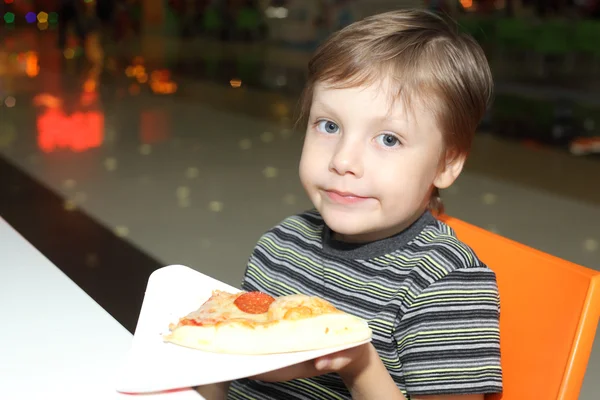 Jongen eten van pizza — Stockfoto