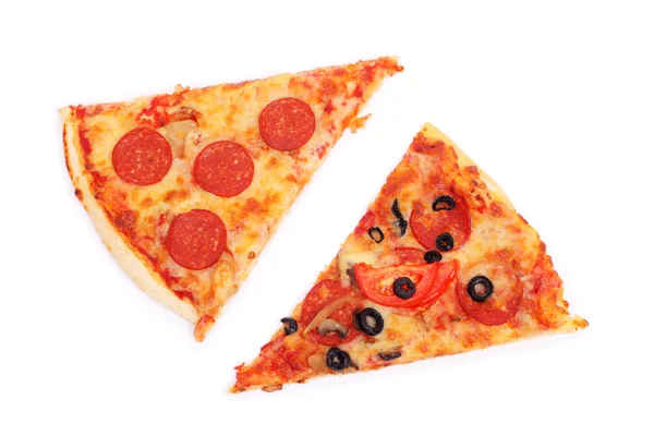 Скибочки піци на білому — стокове фото