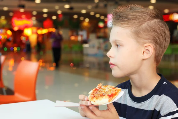 Jongen eten van pizza — Stockfoto