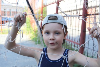 çocuğun futbol oynama